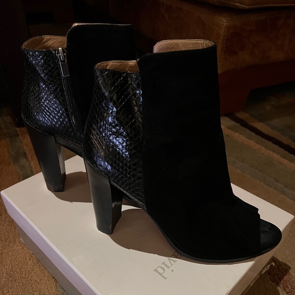 Black Suede Open Toed Booties Charles David - Picture 3 of 3